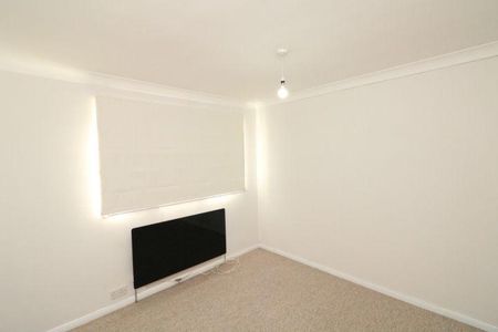 4 bedroom semi-detached house to rent - Photo 3