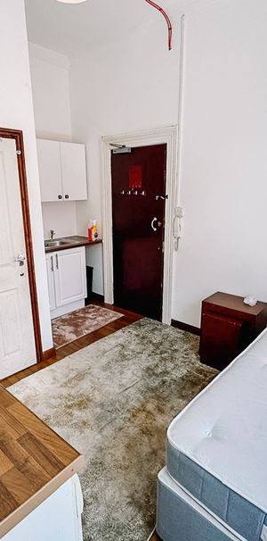 Studio Flat, Croydon Road, SE20 - Photo 1