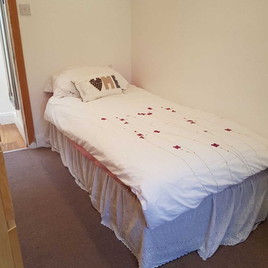 Price £700 pcm - Available Now - Furnished - Photo 1