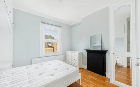 4 bed semi-detached to rent - Photo 2