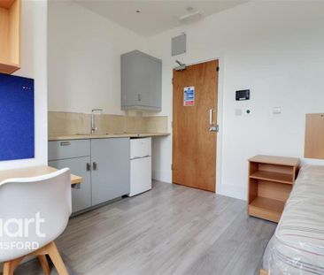 1 bedroom in a house share to rent - Photo 2