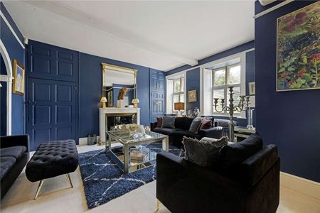 A most attractive Grade II Listed village house with exceptional interiors and beautifully landscaped gardens and grounds. - Photo 2