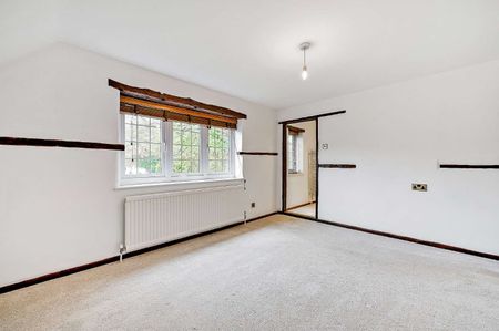 An immaculate four bedroom detached home, located in a private setting and accessed via wooden gates - Photo 4