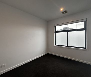 Fully Modern Townhouse In An Excellent Location! - Photo 3