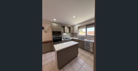 Immaculate large 3 bedroom home - Photo 4