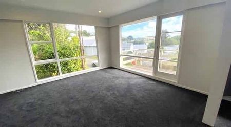 WELL PRESENTED 3X BEDROOM UPSTAIRS HOME: - Photo 3