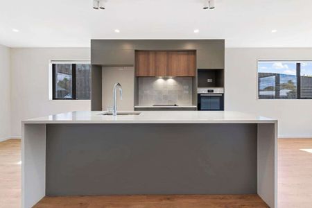 Stunning New Build Home on Claymore Street! - Photo 2