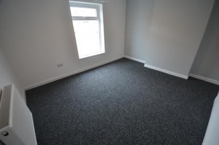 2 bedroom Terraced House To Let - Photo 4