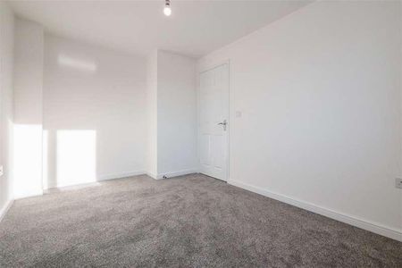 Calverley Crescent, Bradford, BD4 - Photo 4