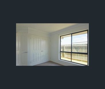 Modern Family Home in Quiet Oakey - Photo 3