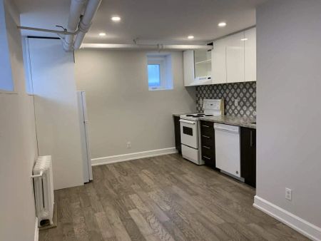 575 MacLaren St. — Bachelor - Photo 2