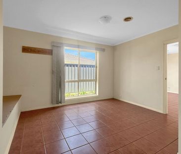 Spacious 5 Bedroom Family Home in Roxburgh Park - Photo 3