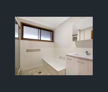 Neat & Tidy Lakeside Home - Photo 4