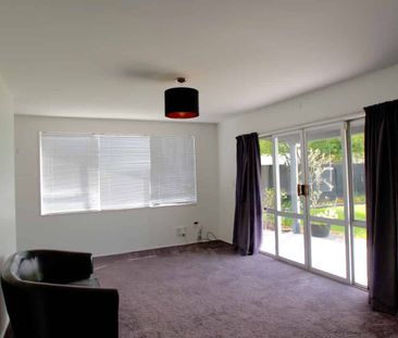 Beautiful 3 Bedroom home with single garage - Photo 4