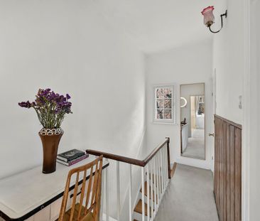 SHORT LET - An exceptional two bedroom house in the heart of Islington, offering charm and character - Photo 4