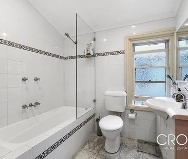 Character Filled Terrace With Enclosed Garden – Partially Furnished - Photo 6