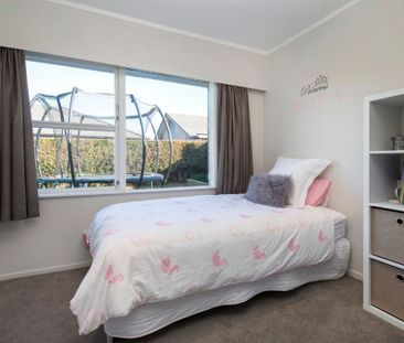 4 Bedrooms in Botany Downs - Photo 3