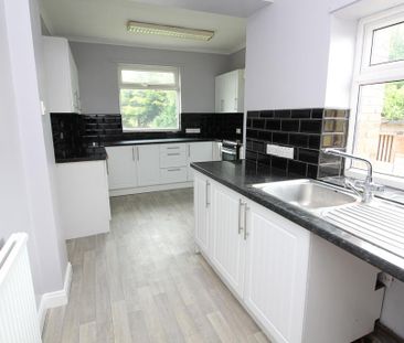 4 bedroom semi-detached house to rent - Photo 3