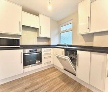 4 bedroom end of terrace house to rent - Photo 5