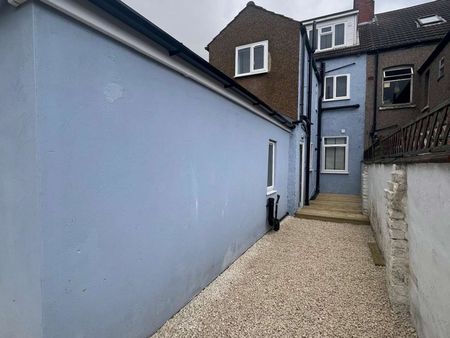 🌟 Prime Location on Humber Street, Cleethorpes 🌟 Room 1 - En-suite - Photo 3