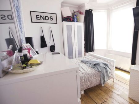 Semi-detached house to rent on - Photo 5