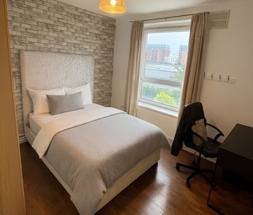 4 Bed Flat, Broxbourne House, E3 - Photo 2