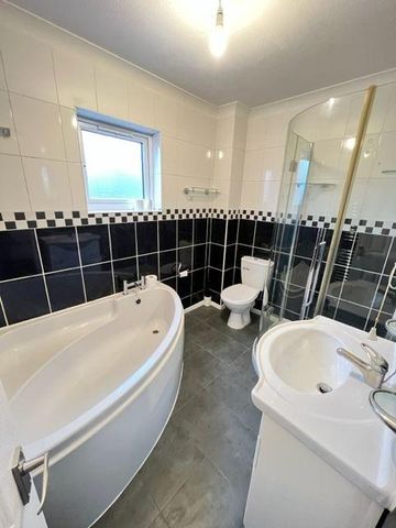 4 bedroom semi-detached house to rent - Photo 5