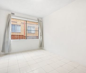Fresh, Light-Filled Apartment in a Super Convenient Location - Photo 5