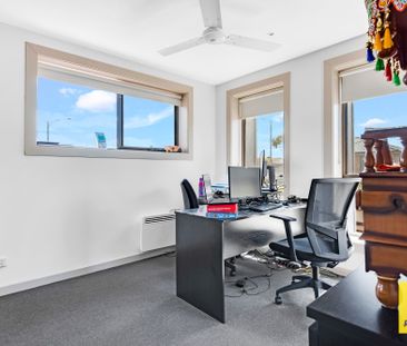 Vibrant and Contemporary Home in Perfect Location! - Photo 4