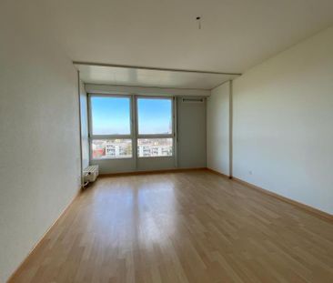 Grossräumige, helle Wohnung mit Balkon und herrlicher Aussicht - Photo 2