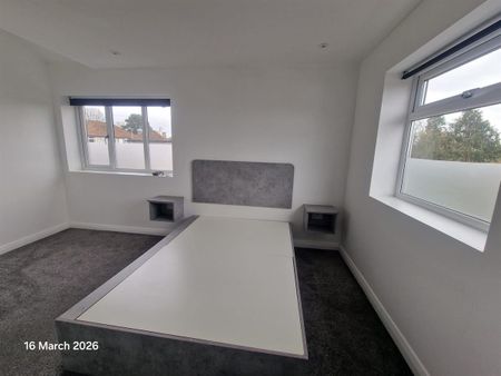 Flat , Kingsmead Drive, Leeds - Photo 3