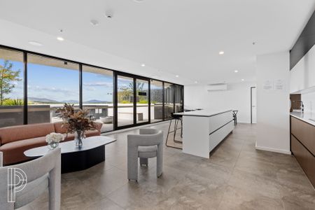 Spacious light filled apartment! - Photo 2