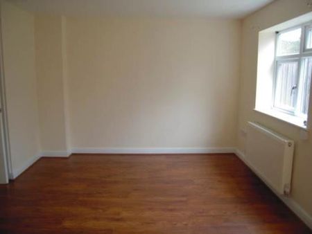 4 bedroom semi-detached house to rent - Photo 2