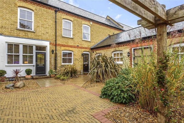 A charming three bedroom home in the heart of Sunningdale. - Photo 1