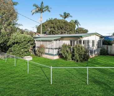 Stylish & Light-Filled 3-Bedroom Cottage in Prime Bayside Location ... - Photo 6