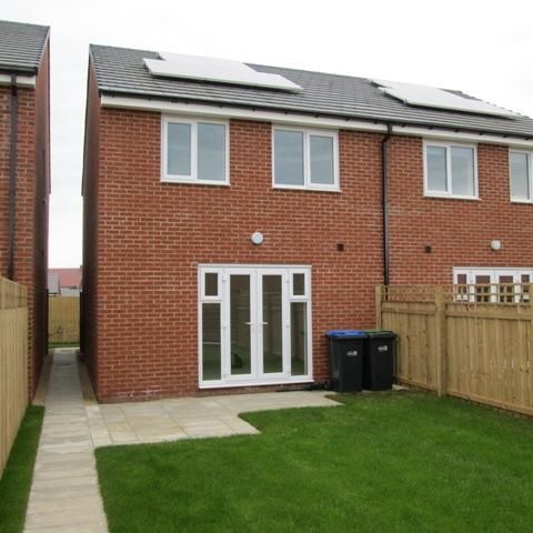 3 bedroom semi-detached house to rent - Photo 1