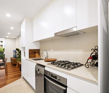 Unique Ground Floor Apartment with Large Courtyard - Photo 2