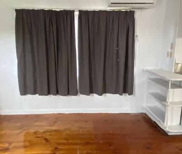 DRURY, 5 BEDROOMS - Photo 1