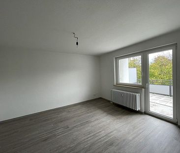 Einziehen und Wohlfühlen: renovierte 3-Raum-Wohnung mit Sonnenbalkon - Foto 1