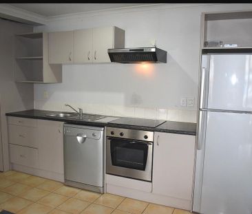 1 bedroom apartment with secure carpark - Photo 2