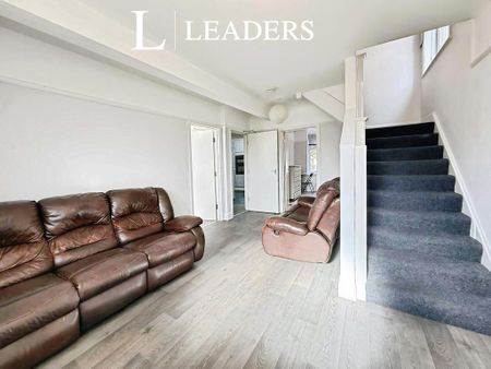 6 bedroom detached house to rent - Photo 2