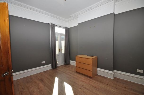 4 bedroom end of terrace house to rent - Photo 1