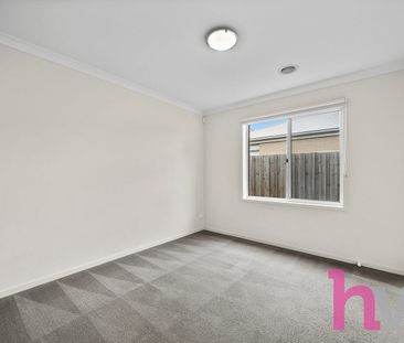Modern Family Living in Warralily - Photo 2