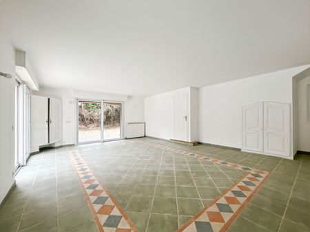 Spacieuse maison de 280 m² avec piscine et jardin situé à la GAUDE - Photo 5