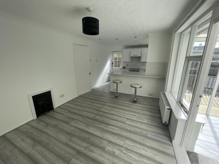 2 bedroom semi-detached bungalow to rent - Photo 5