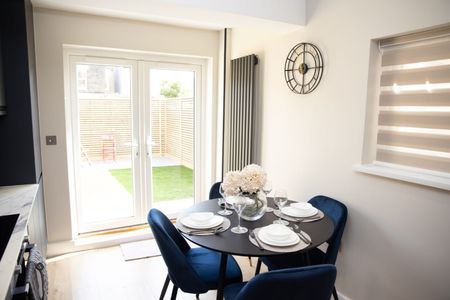 4 Bed Terraced House, Broadway Avenue, CR0 - Photo 2