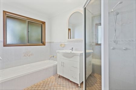 Well Presented Three Bedroom Villa with Lake Views - Photo 5