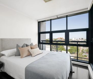 Inner-City Sub-Penthouse with Sweeping District Views - Photo 2