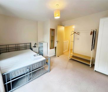 4 bedroom end of terrace house to rent - Photo 2