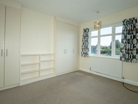 4 bedroom semi-detached to let - Photo 2